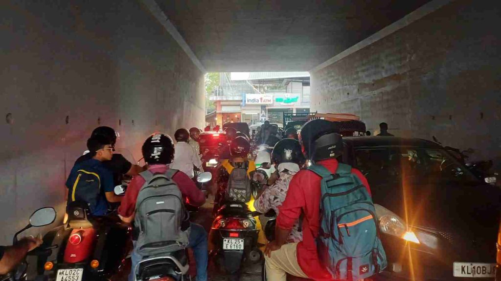 കൊട്ടിയം മേൽപ്പാലം തുറന്നു; ഉമയനല്ലൂർ അടിപ്പാതയിൽ കുരുക്ക് നാലിരട്ടി; പ്രതിഷേധം ഇരമ്പുന്നു